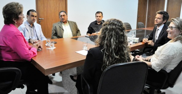 20 03 2014 Governadora em reunião com Banco fot Vivian Galvão