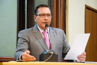 ezequiel-com-documento-768x512